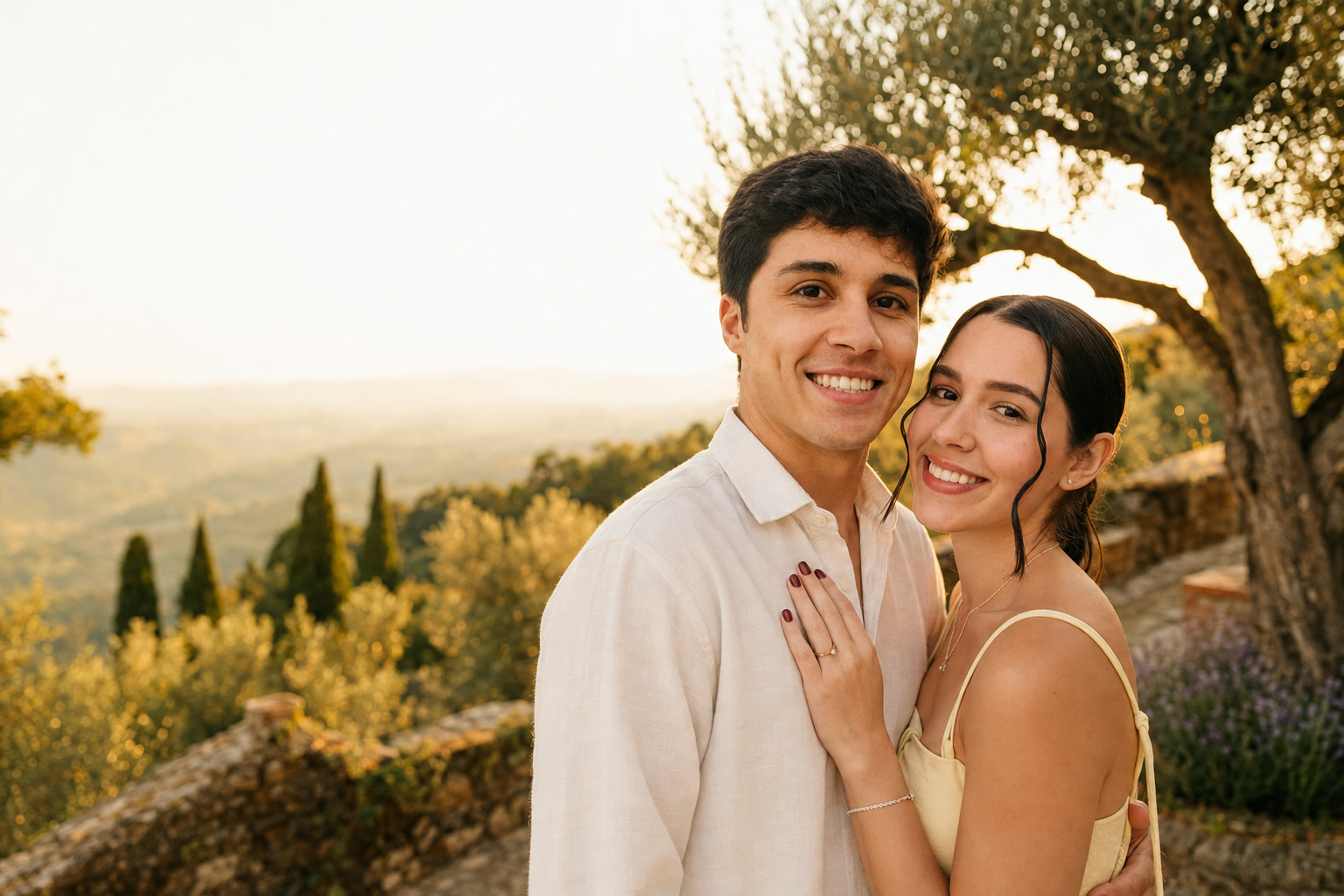 Beatriz e Bruno abraçados em um olival ao pôr do sol